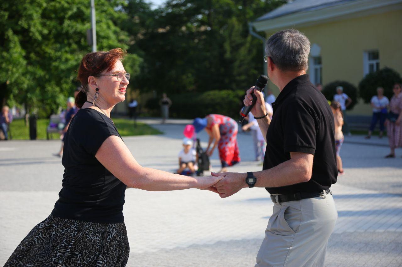 Фото Новосибирцы в Центральном парке учатся танцевать латиноамериканские танцы на день России 8